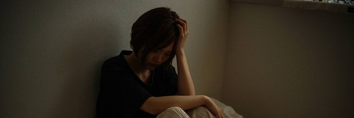 一方的に捨てられて悩んでいる女性